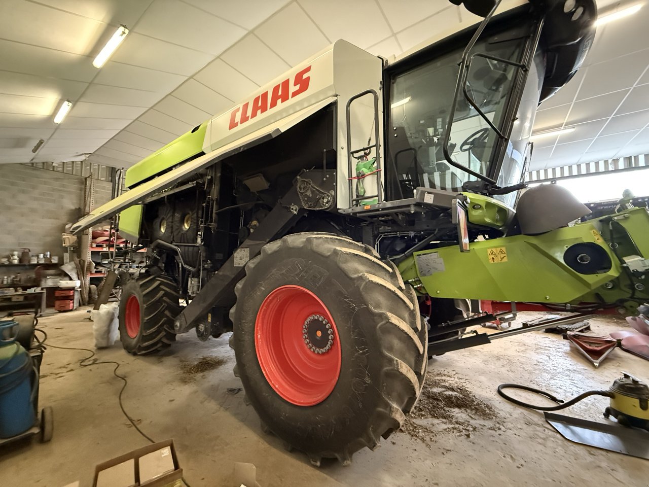 Mähdrescher of the type CLAAS LEXION 7600, Gebrauchtmaschine in Marolles (Picture 2)