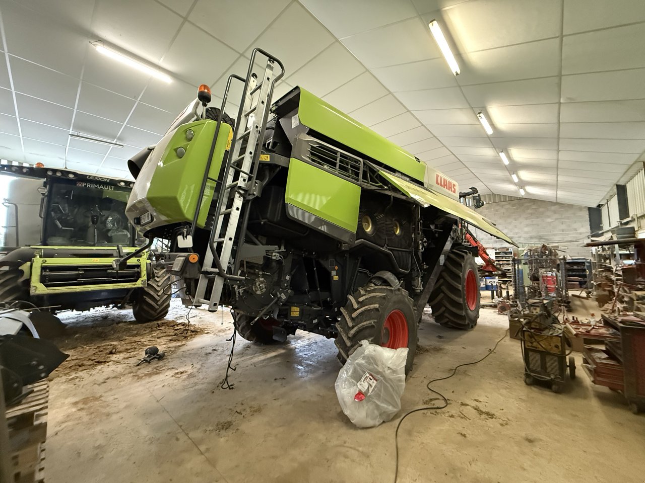 Mähdrescher of the type CLAAS LEXION 7600, Gebrauchtmaschine in Marolles (Picture 3)