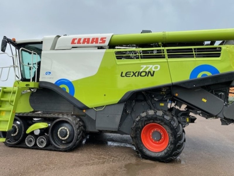 Mähdrescher Türe ait CLAAS LEXION 770 TERRA-TRAC 40 FOD. VI GIVER 50 TIMERS HØSTGARANTI I DK !!! INCL skærebord Vario V1080. Terra Trac 635 mm. CEMOS AUTO Cruise pilot. Laser Pilot. Telematic. 3D., Gebrauchtmaschine içinde Kolding (resim 2)