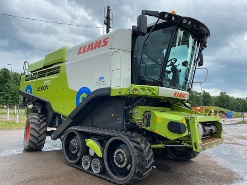 Mähdrescher Türe ait CLAAS LEXION 770 TERRA-TRAC 40 FOD. VI GIVER 50 TIMERS HØSTGARANTI I DK !!! INCL skærebord Vario V1080. Terra Trac 635 mm. CEMOS AUTO Cruise pilot. Laser Pilot. Telematic. 3D., Gebrauchtmaschine içinde Kolding (resim 3)