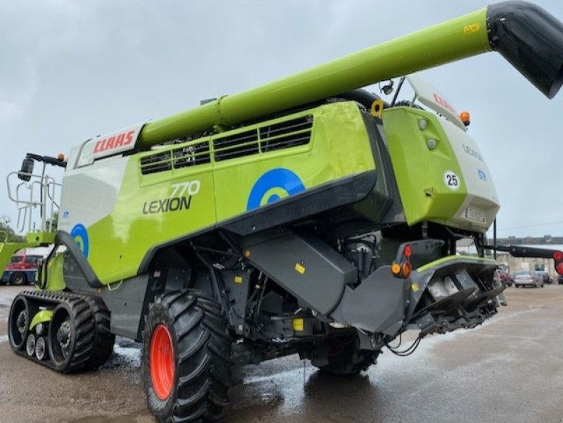 Mähdrescher Türe ait CLAAS LEXION 770 TERRA-TRAC 40 FOD. VI GIVER 50 TIMERS HØSTGARANTI I DK !!! INCL skærebord Vario V1080. Terra Trac 635 mm. CEMOS AUTO Cruise pilot. Laser Pilot. Telematic. 3D., Gebrauchtmaschine içinde Kolding (resim 4)