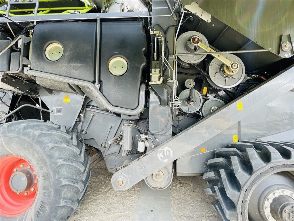 Mähdrescher des Typs CLAAS LEXION 770 TT Incl Vario V1200 bord. CEMOS Auto Cleaning. CEMOS Auto Separation. CEMOS Dialog. Laser pilot. Auto Pilot. Cruise Pilot. CEMOS Dialog - Cleaning - Separation., Gebrauchtmaschine in Kolding (Bild 9)