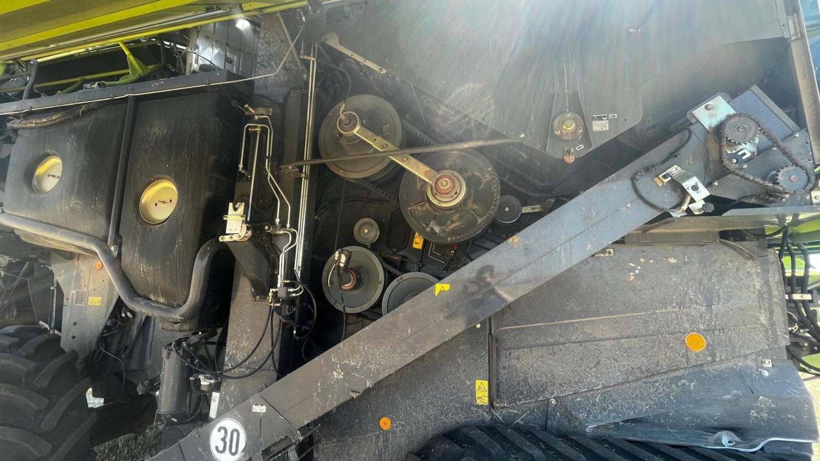 Mähdrescher des Typs CLAAS LEXION 770 TT Incl Vario V1200 bord. CEMOS Auto Cleaning. CEMOS Auto Separation. CEMOS Dialog. Laser pilot. Auto Pilot. Cruise Pilot. CEMOS Dialog - Cleaning - Separation., Gebrauchtmaschine in Kolding (Bild 17)