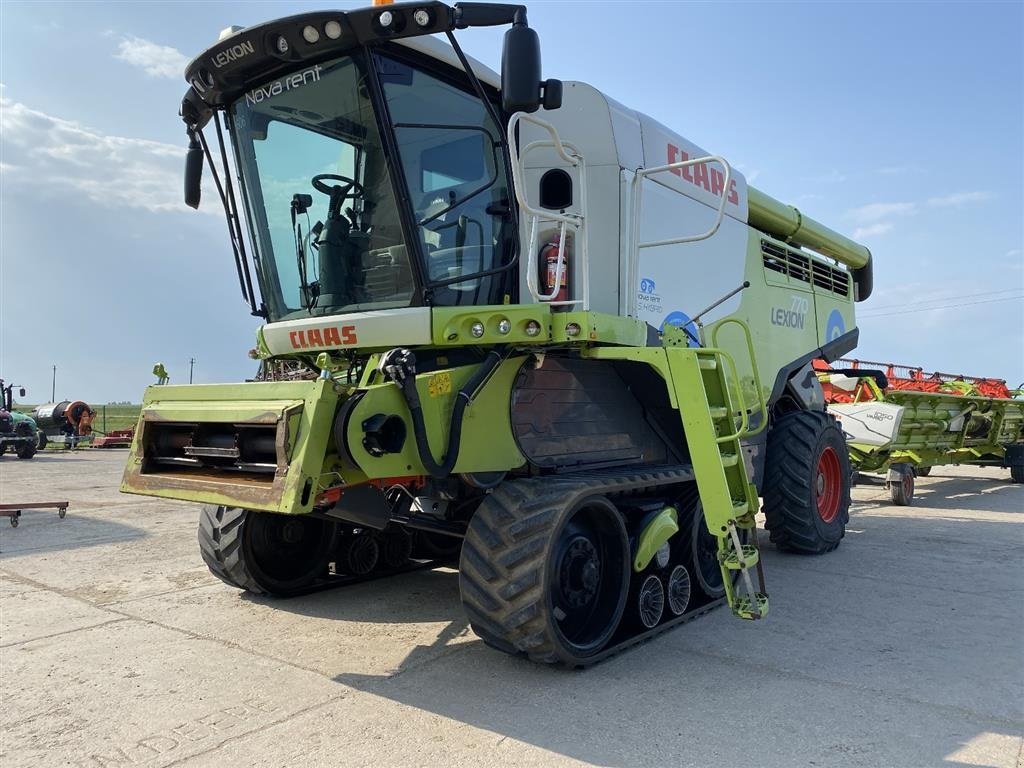 Mähdrescher of the type CLAAS LEXION 770 TT VI GIVER 50 TIMERS HØSTGARANTI I DK !!! Incl. Skærebord Vario V1050. Cruise Pilot - Compressor - Telematics., Gebrauchtmaschine in Kolding (Picture 15)