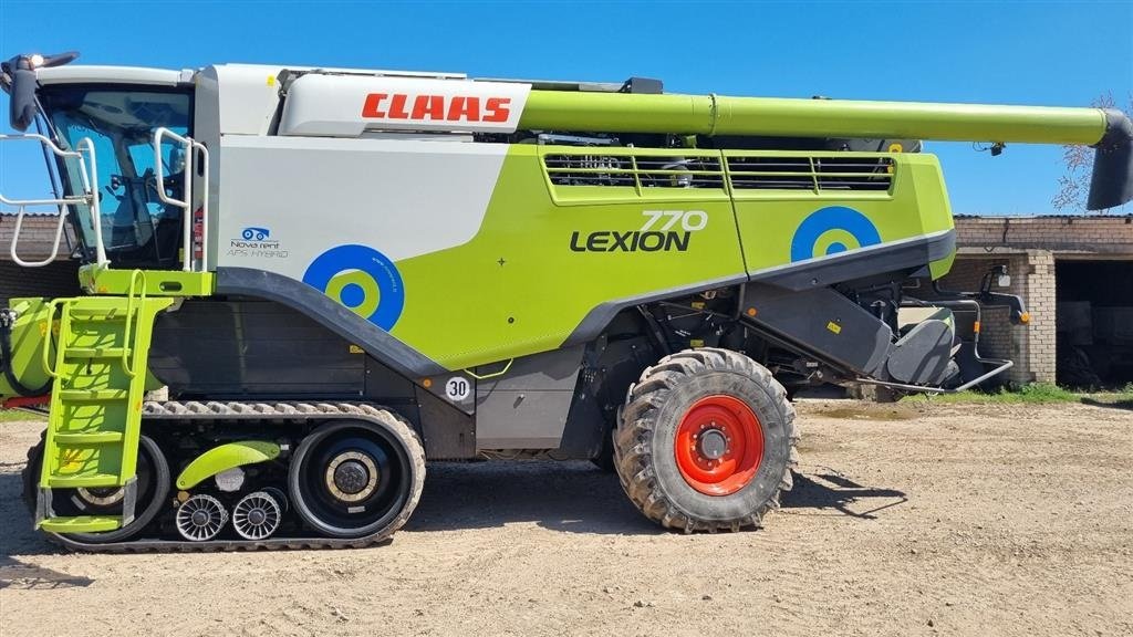Mähdrescher tip CLAAS LEXION 770 TT VI GIVER 50 TIMERS HØSTGARANTI I DK !!! Incl. Skærebord Vario V1230. GPS. CEMOS Auto Crop Flow. GPS. CEMOS Cruise Pilot. Telematics mm., Gebrauchtmaschine in Kolding (Poză 2)