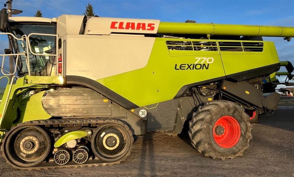 Mähdrescher tip CLAAS LEXION 770 TT VI GIVER 50 TIMERS HØSTGARANTI I DK !!! Incl Vario 1230 bord. GPS. CEMOS Cruise Pilot CEMOS Auto Crop Flow. CEMOS Separation. CEMOS Cleaning. mm., Gebrauchtmaschine in Kolding (Poză 1)