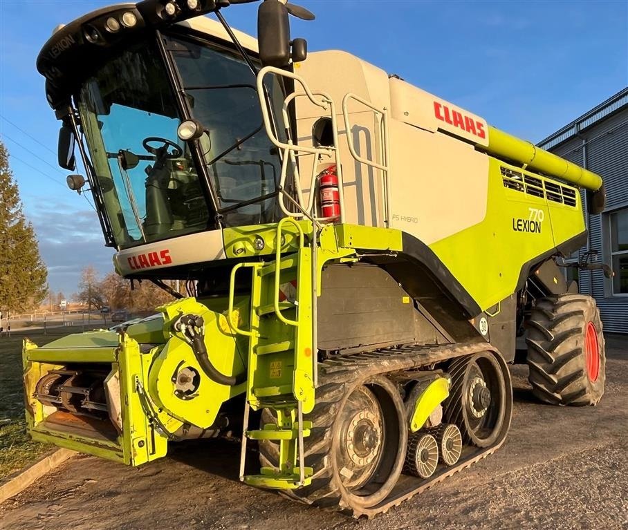 Mähdrescher tip CLAAS LEXION 770 TT VI GIVER 50 TIMERS HØSTGARANTI I DK !!! Incl Vario 1230 bord. GPS. CEMOS Cruise Pilot CEMOS Auto Crop Flow. CEMOS Separation. CEMOS Cleaning. mm., Gebrauchtmaschine in Kolding (Poză 2)