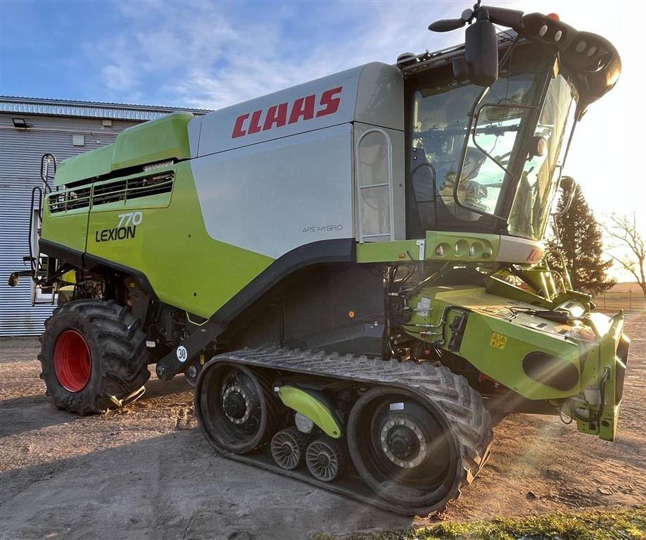 Mähdrescher tip CLAAS LEXION 770 TT VI GIVER 50 TIMERS HØSTGARANTI I DK !!! Incl Vario 1230 bord. GPS. CEMOS Cruise Pilot CEMOS Auto Crop Flow. CEMOS Separation. CEMOS Cleaning. mm., Gebrauchtmaschine in Kolding (Poză 3)