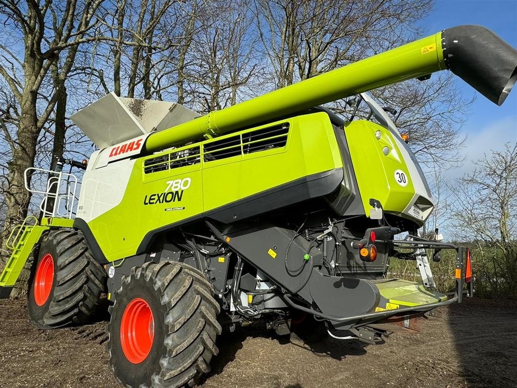 Mähdrescher des Typs CLAAS LEXION 780 Der medfølger 12.30 Vario bord & 4 hjuls styret Skærbodsvogn m/bremser, Gebrauchtmaschine in Næstved (Bild 4)