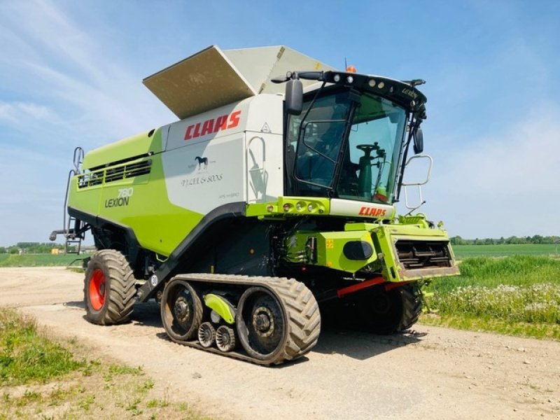 Mähdrescher of the type CLAAS LEXION 780 TT Vi giver 50 timers reklamationsret i DK!!! Incl. Vario V1200. Terra Trac 635 mm. CEMOS Dialog. CEMOS Auto Cleaning. CEMOS Auto Separation. CMOTION. Cruise Pilot. Laser Pilot. mm., Gebrauchtmaschine in Kolding (Picture 1)