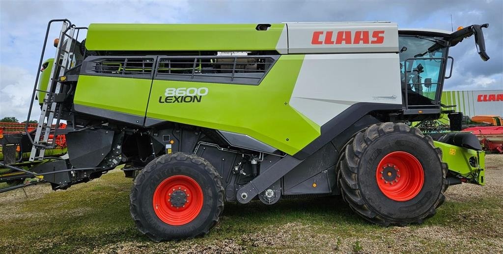 Mähdrescher del tipo CLAAS Lexion 8600 4WD SOLGT!!! SOLD!!! VI GIVER 50 TIMERS HØSTGARANTI I DK !!! 4WD. INCL. Vario 1080 Skærebord og vogn. CEMOS + Cruise Pilot, Auto Slope, Auto Crop Flow., Gebrauchtmaschine In Kolding (Immagine 1)