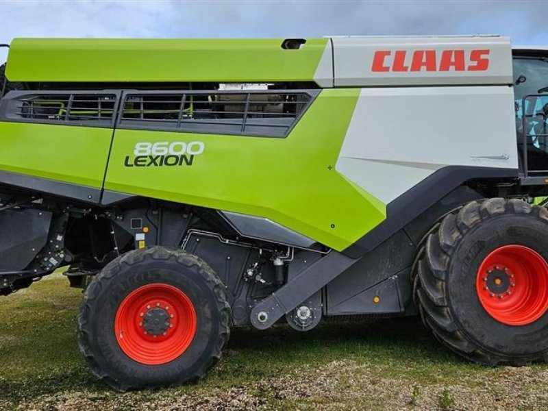 Mähdrescher del tipo CLAAS Lexion 8600 4WD SOLGT!!! SOLD!!! VI GIVER 50 TIMERS HØSTGARANTI I DK !!! 4WD. INCL. Vario 1080 Skærebord og vogn. CEMOS + Cruise Pilot, Auto Slope, Auto Crop Flow., Gebrauchtmaschine In Kolding (Immagine 1)