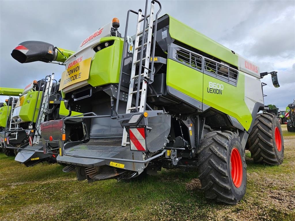 Mähdrescher del tipo CLAAS Lexion 8600 4WD SOLGT!!! SOLD!!! VI GIVER 50 TIMERS HØSTGARANTI I DK !!! 4WD. INCL. Vario 1080 Skærebord og vogn. CEMOS + Cruise Pilot, Auto Slope, Auto Crop Flow., Gebrauchtmaschine In Kolding (Immagine 5)