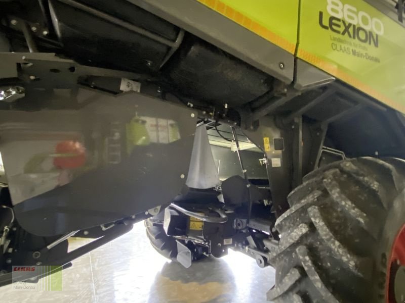 Mähdrescher of the type CLAAS LEXION 8600 TT E5, Gebrauchtmaschine in Vohburg (Picture 11)