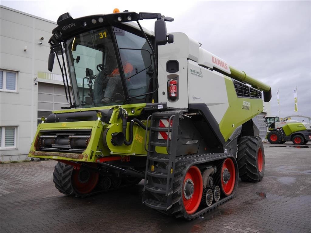 Mähdrescher des Typs CLAAS LEXION 8700 TT Ny pris!!! VI GIVER 50 TIMERS HØSTGARANTI I DK !!! Brede bælter. Field Scanner. Incl. CLAAS Vario 1230 Skærebord og vogn., Gebrauchtmaschine in Kolding (Bild 1)