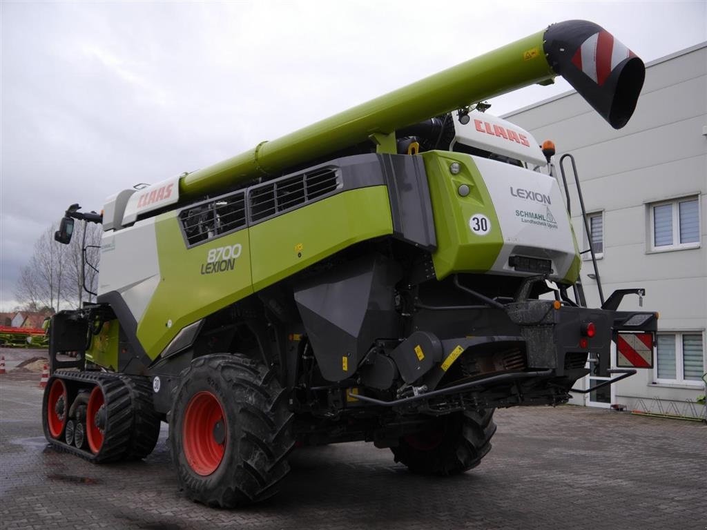 Mähdrescher des Typs CLAAS LEXION 8700 TT Ny pris!!! VI GIVER 50 TIMERS HØSTGARANTI I DK !!! Brede bælter. Field Scanner. Incl. CLAAS Vario 1230 Skærebord og vogn., Gebrauchtmaschine in Kolding (Bild 4)