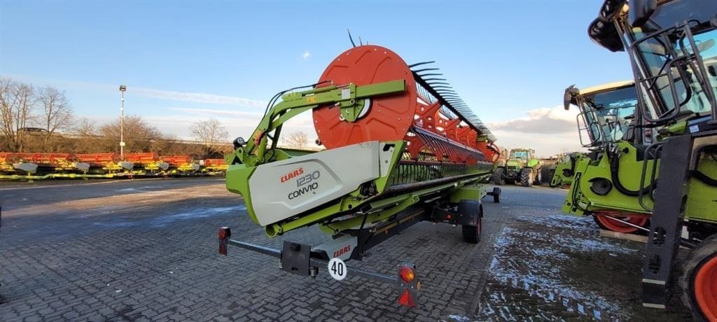 Mähdrescher του τύπου CLAAS LEXION 8700 TT VI GIVER 50 TIMERS HØSTGARANTI I DK !!! Incl. Convio 1230 sejl skærebord og vogn. GPS klar., Gebrauchtmaschine σε Kolding (Φωτογραφία 2)
