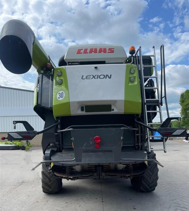 Mähdrescher tip CLAAS LEXION 8700 TT VI GIVER 50 TIMERS HØSTGARANTI I DK !!! Med skærebord og fuld CEMOS., Gebrauchtmaschine in Kolding (Poză 5)