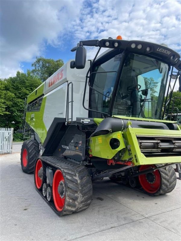 Mähdrescher tip CLAAS LEXION 8700 TT VI GIVER 50 TIMERS HØSTGARANTI I DK !!! Med skærebord og fuld CEMOS., Gebrauchtmaschine in Kolding (Poză 2)