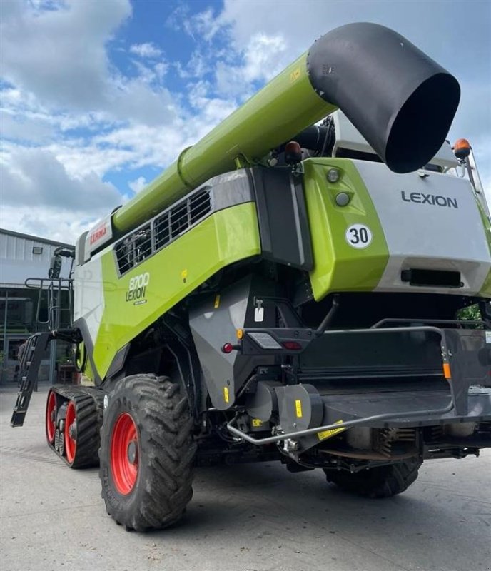 Mähdrescher tip CLAAS LEXION 8700 TT VI GIVER 50 TIMERS HØSTGARANTI I DK !!! Med skærebord og fuld CEMOS., Gebrauchtmaschine in Kolding (Poză 3)