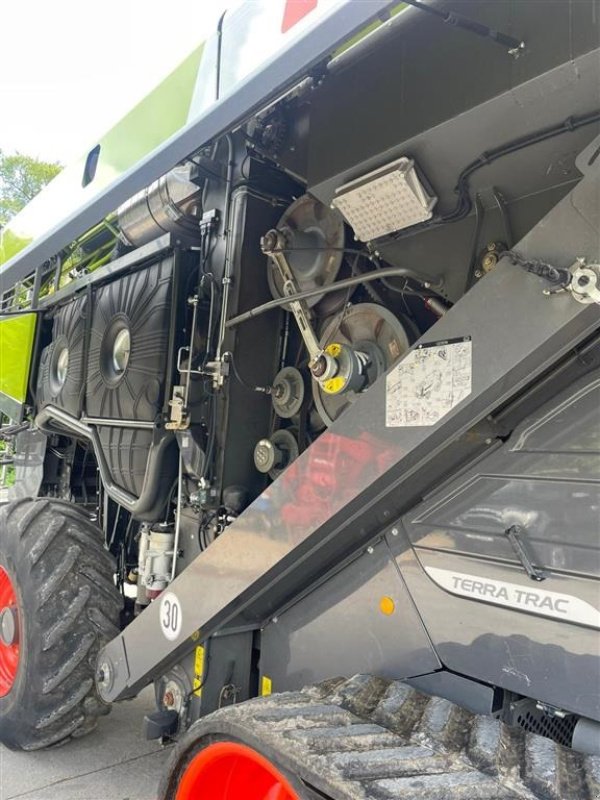 Mähdrescher tip CLAAS LEXION 8700 TT VI GIVER 50 TIMERS HØSTGARANTI I DK !!! Med skærebord og fuld CEMOS., Gebrauchtmaschine in Kolding (Poză 11)