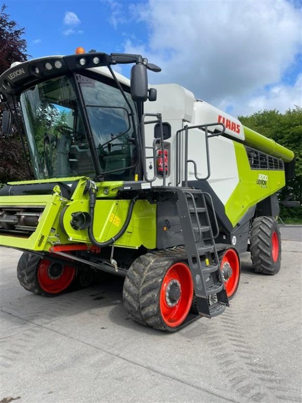 Mähdrescher tip CLAAS LEXION 8700 TT VI GIVER 50 TIMERS HØSTGARANTI I DK !!! Med skærebord og fuld CEMOS., Gebrauchtmaschine in Kolding (Poză 1)
