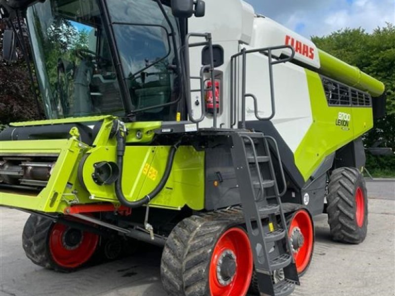 Mähdrescher des Typs CLAAS LEXION 8700 TT VI GIVER 50 TIMERS HØSTGARANTI I DK !!! Med skærebord og fuld CEMOS., Gebrauchtmaschine in Kolding (Bild 1)