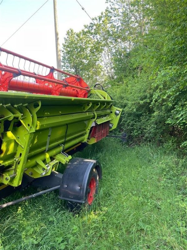 Mähdrescher tip CLAAS LEXION 8700 TT VI GIVER 50 TIMERS HØSTGARANTI I DK !!! Med skærebord og fuld CEMOS., Gebrauchtmaschine in Kolding (Poză 13)