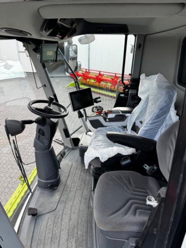 Mähdrescher of the type CLAAS LEXION 8700 TT, Gebrauchtmaschine in Hockenheim (Picture 5)