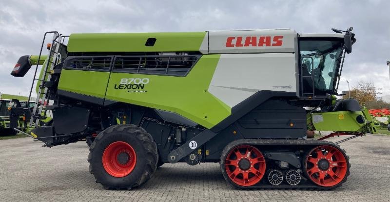 Mähdrescher of the type CLAAS LEXION 8700 TT, Gebrauchtmaschine in Hockenheim (Picture 5)