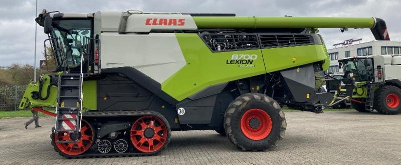 Mähdrescher of the type CLAAS LEXION 8700 TT, Gebrauchtmaschine in Hockenheim (Picture 2)