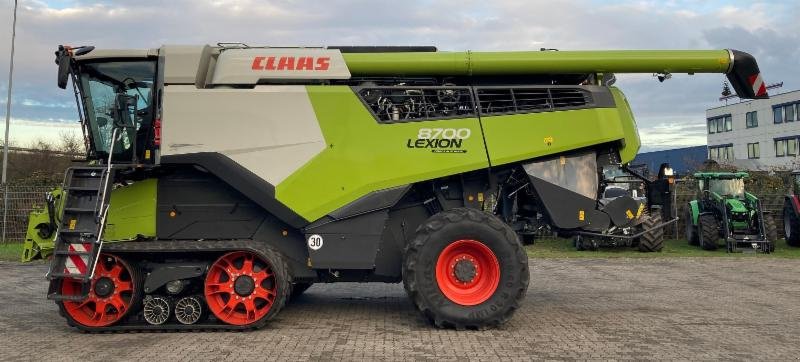 Mähdrescher of the type CLAAS LEXION 8700 TT, Gebrauchtmaschine in Hockenheim (Picture 2)