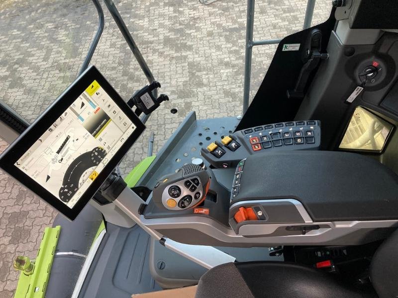 Mähdrescher of the type CLAAS LEXION 8700 TT, Gebrauchtmaschine in Hockenheim (Picture 8)