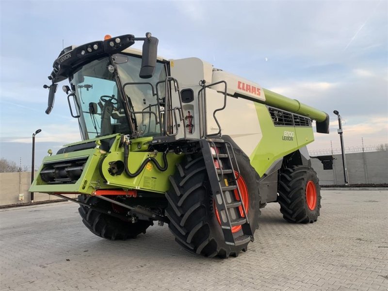 Mähdrescher del tipo CLAAS Lexion 8700 VI GIVER 50 TIMERS HØSTGARANTI I DK !!! 4WD Nyt 2023 Vario V1080 Bord. Vi giver 100 timers reklamationsret i DK!!!  ., Gebrauchtmaschine In Kolding (Immagine 1)