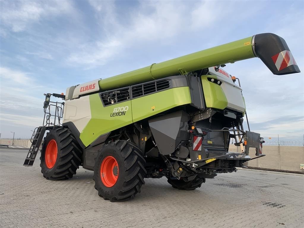 Mähdrescher of the type CLAAS Lexion 8700 VI GIVER 50 TIMERS HØSTGARANTI I DK !!! 4WD Nyt 2023 Vario V1080 Bord. Vi giver 100 timers reklamationsret i DK!!!  ., Gebrauchtmaschine in Kolding (Picture 2)