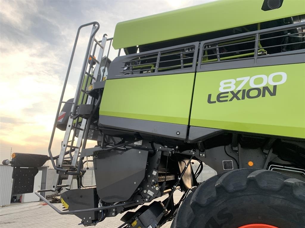 Mähdrescher of the type CLAAS Lexion 8700 VI GIVER 50 TIMERS HØSTGARANTI I DK !!! 4WD Nyt 2023 Vario V1080 Bord. Vi giver 100 timers reklamationsret i DK!!!  ., Gebrauchtmaschine in Kolding (Picture 3)