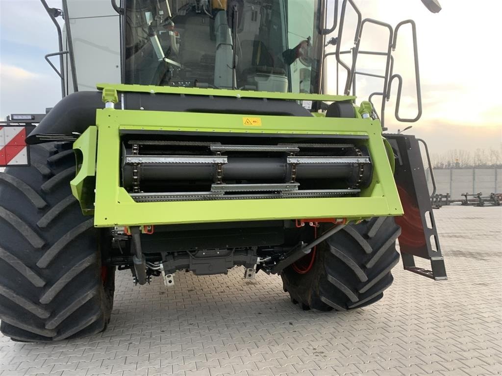 Mähdrescher of the type CLAAS Lexion 8700 VI GIVER 50 TIMERS HØSTGARANTI I DK !!! 4WD Nyt 2023 Vario V1080 Bord. Vi giver 100 timers reklamationsret i DK!!!  ., Gebrauchtmaschine in Kolding (Picture 5)