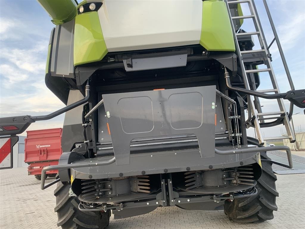 Mähdrescher of the type CLAAS Lexion 8700 VI GIVER 50 TIMERS HØSTGARANTI I DK !!! 4WD Nyt 2023 Vario V1080 Bord. Vi giver 100 timers reklamationsret i DK!!!  ., Gebrauchtmaschine in Kolding (Picture 7)