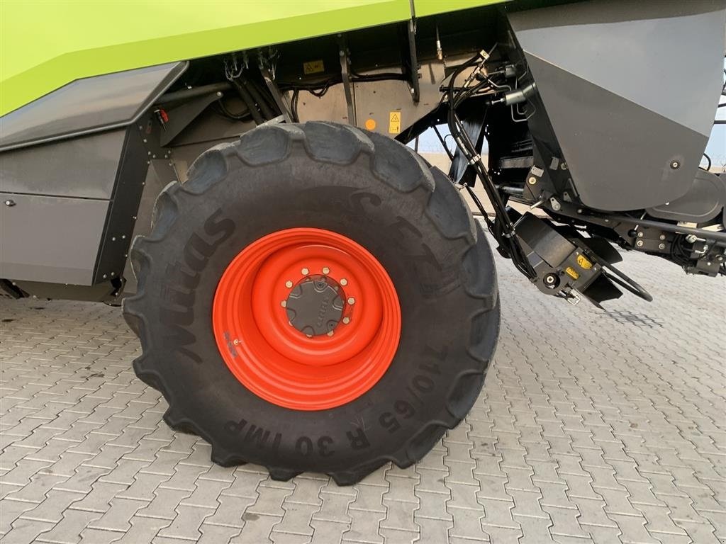 Mähdrescher of the type CLAAS Lexion 8700 VI GIVER 50 TIMERS HØSTGARANTI I DK !!! 4WD Nyt 2023 Vario V1080 Bord. Vi giver 100 timers reklamationsret i DK!!!  ., Gebrauchtmaschine in Kolding (Picture 10)
