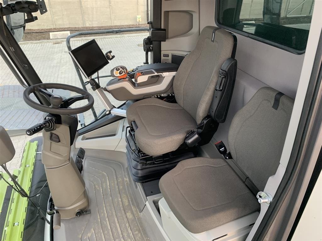 Mähdrescher of the type CLAAS Lexion 8700 VI GIVER 50 TIMERS HØSTGARANTI I DK !!! 4WD Nyt 2023 Vario V1080 Bord. Vi giver 100 timers reklamationsret i DK!!!  ., Gebrauchtmaschine in Kolding (Picture 13)