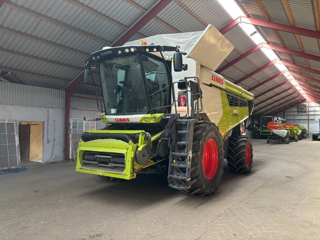 Mähdrescher des Typs CLAAS Lexion 8800 4WD, Gebrauchtmaschine in Brønderslev (Bild 1)