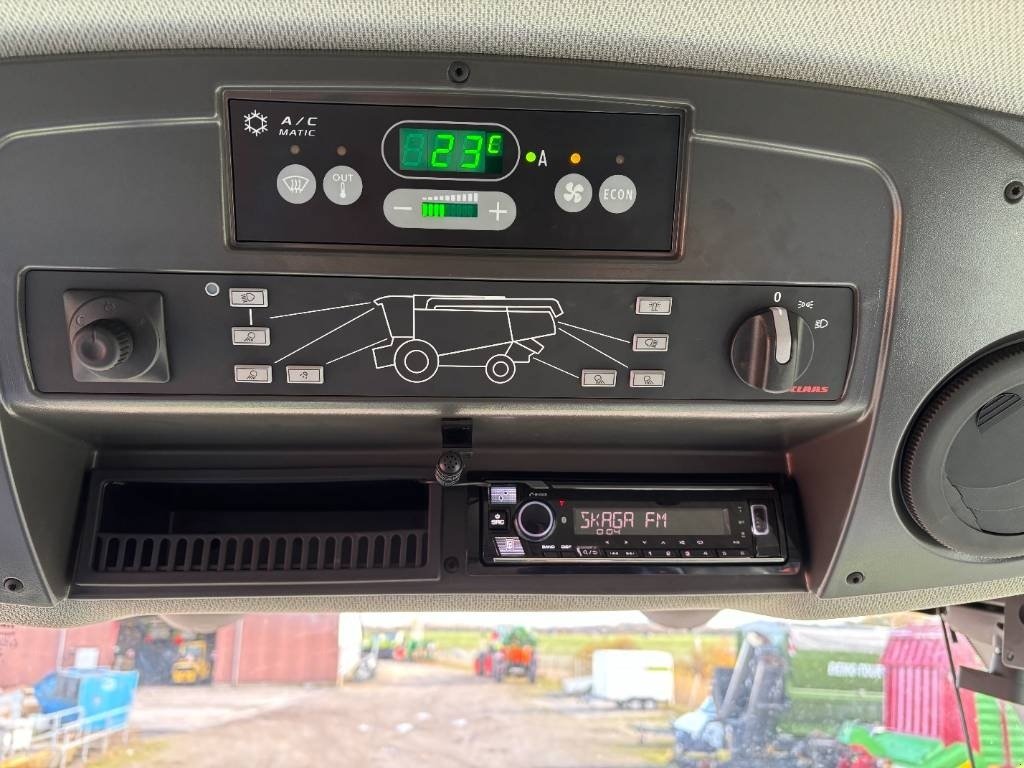 Mähdrescher des Typs CLAAS LEXION 8800 4WD, Gebrauchtmaschine in Brønderslev (Bild 18)