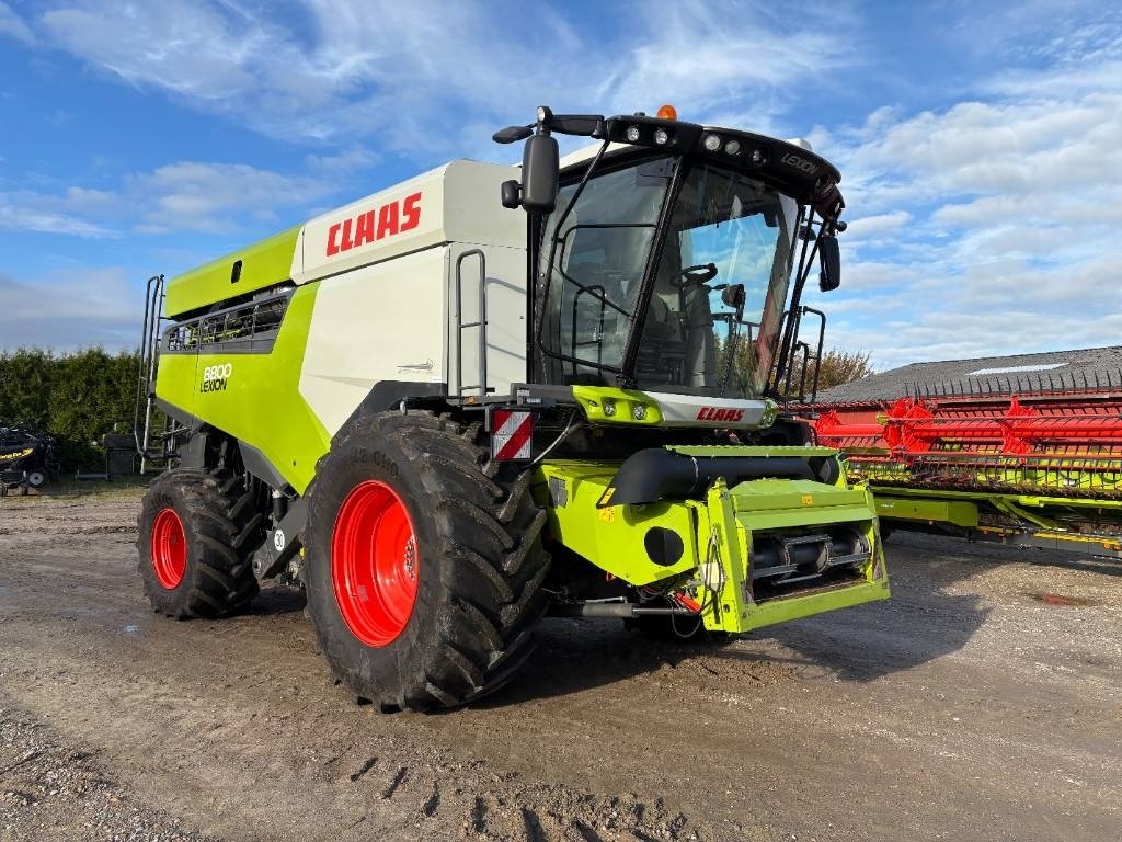 Mähdrescher des Typs CLAAS LEXION 8800 4WD, Gebrauchtmaschine in Brønderslev (Bild 2)