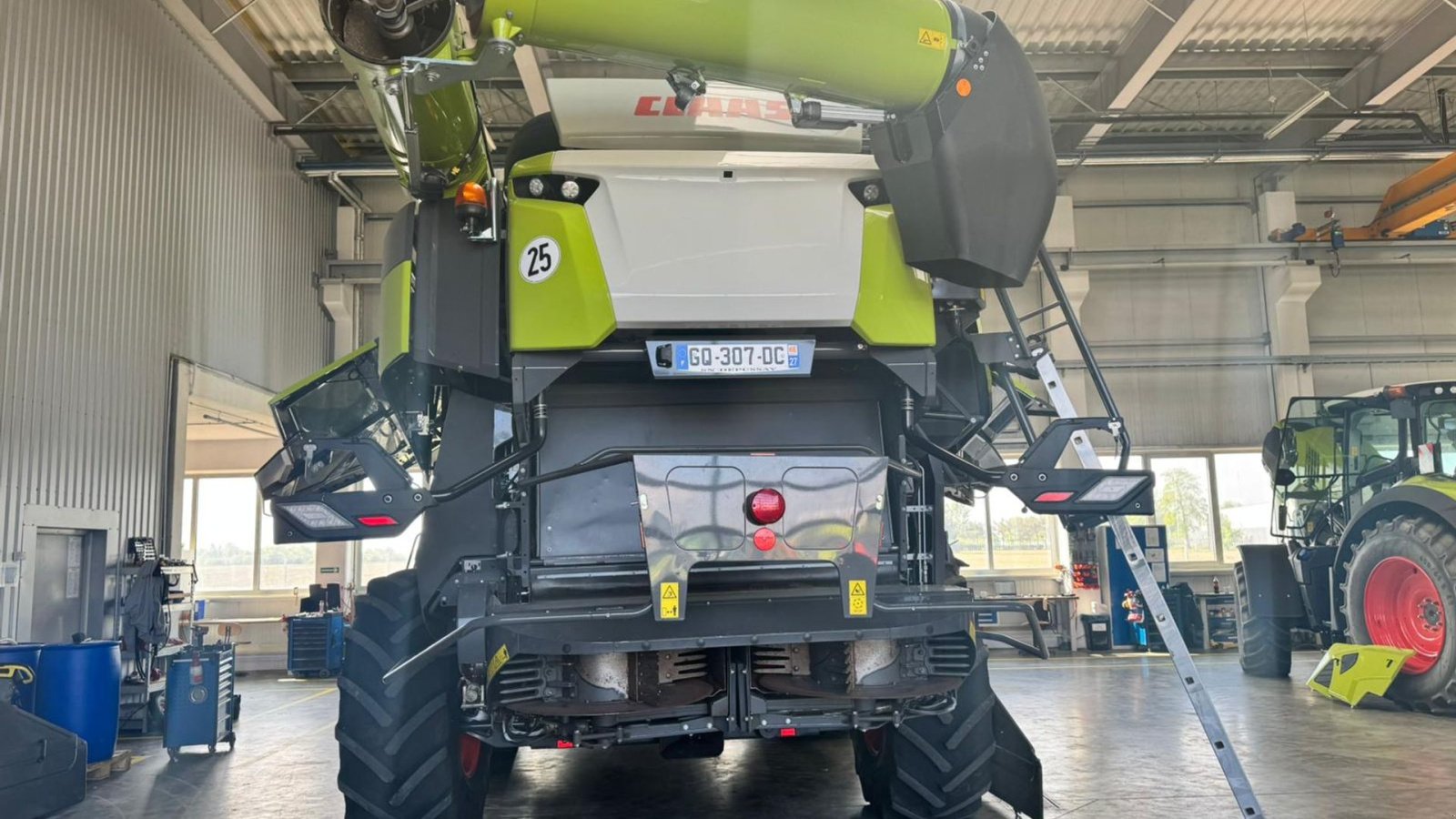 Mähdrescher des Typs CLAAS LEXION 8900  TT. Kun 380 timer. Brede bælter. 7 x CEMOS. Sat Nav., Gebrauchtmaschine in Kolding (Bild 4)