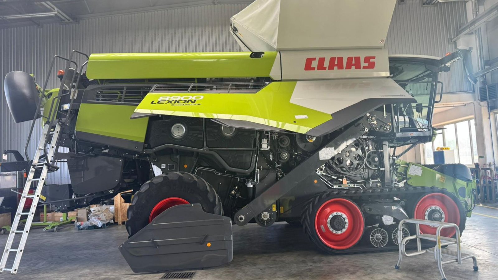 Mähdrescher des Typs CLAAS LEXION 8900  TT. Kun 380 timer. Brede bælter. 7 x CEMOS. Sat Nav., Gebrauchtmaschine in Kolding (Bild 1)