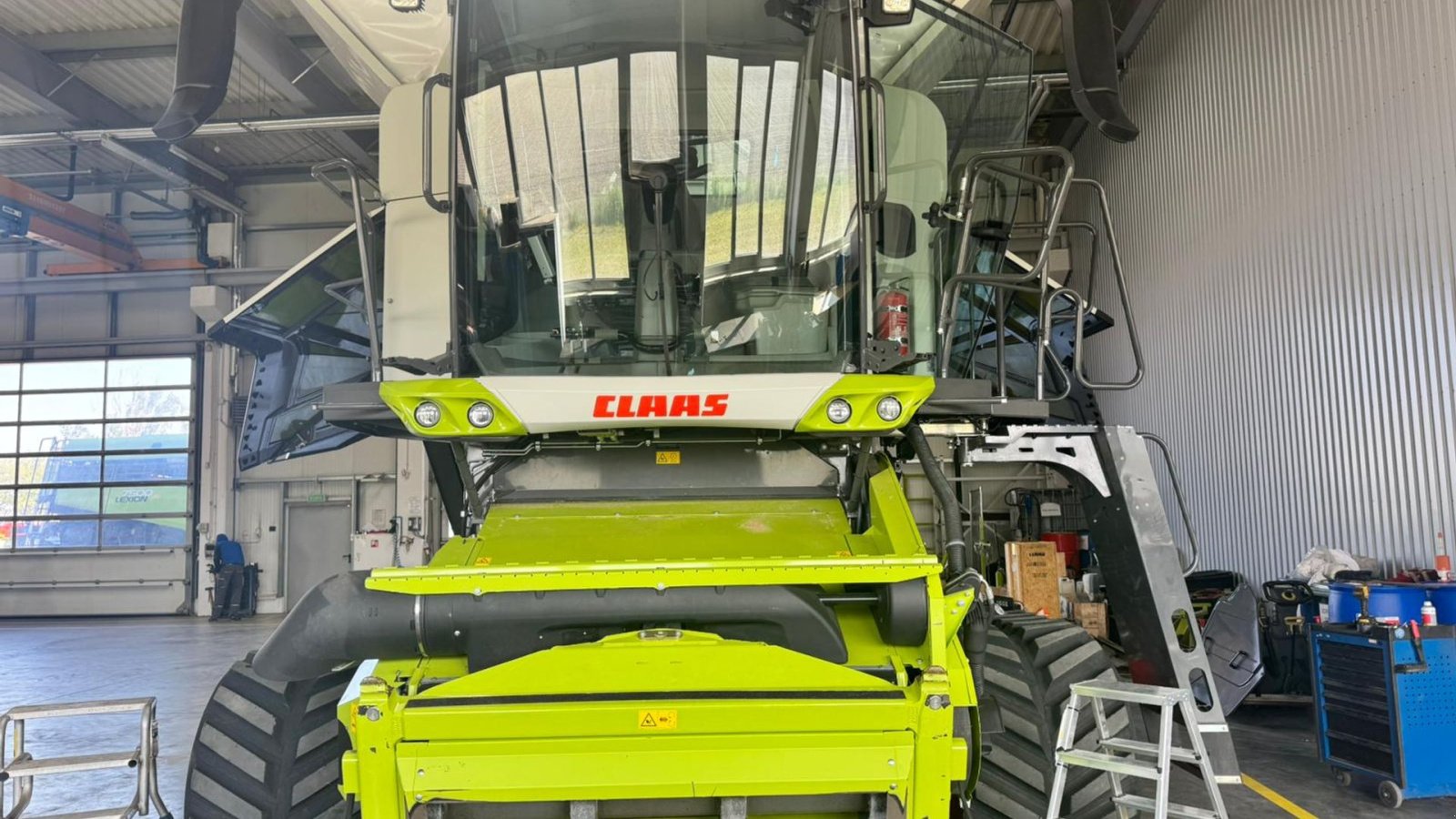 Mähdrescher des Typs CLAAS LEXION 8900  TT. Kun 380 timer. Brede bælter. 7 x CEMOS. Sat Nav., Gebrauchtmaschine in Kolding (Bild 5)