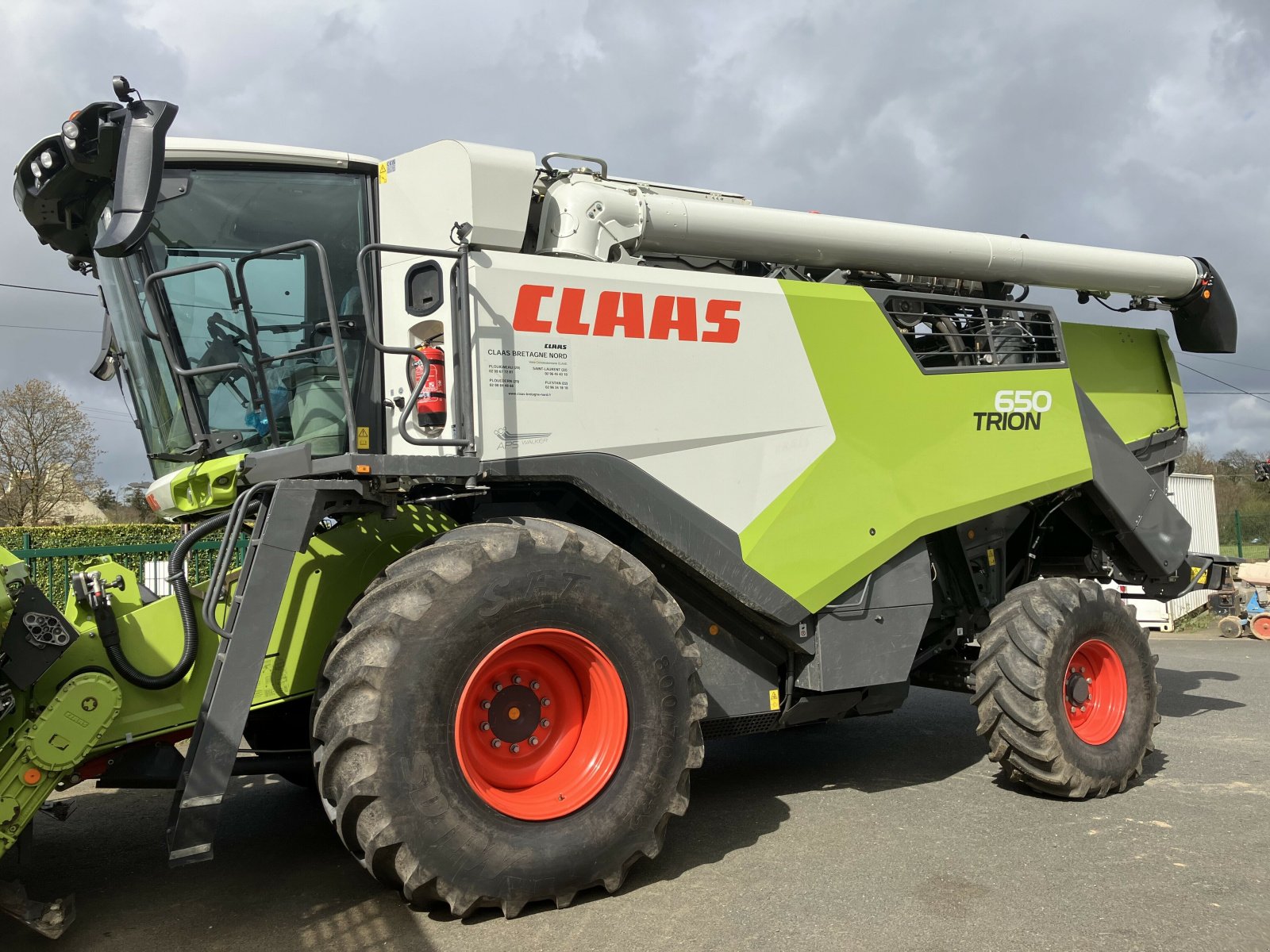 Mähdrescher typu CLAAS TRION 650 TRADITION, Gebrauchtmaschine v PLOUIGNEAU (Obrázek 1)
