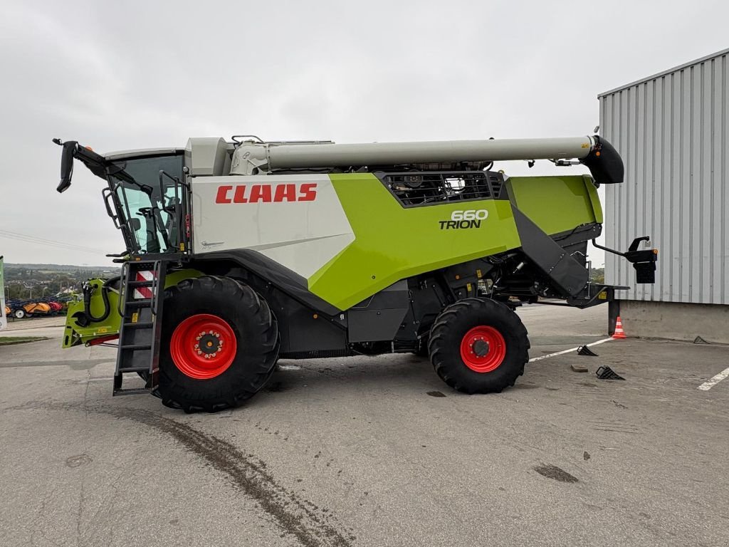Mähdrescher del tipo CLAAS TRION 660, Gebrauchtmaschine In SALEUX (Immagine 4)