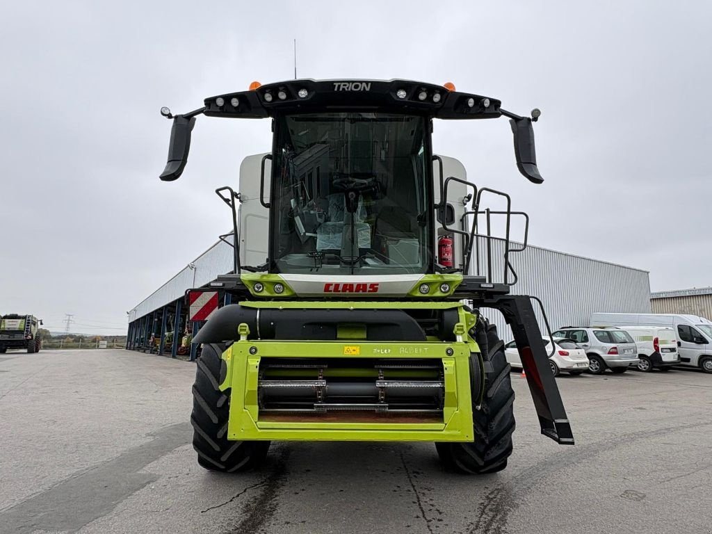 Mähdrescher del tipo CLAAS TRION 660, Gebrauchtmaschine In SALEUX (Immagine 2)