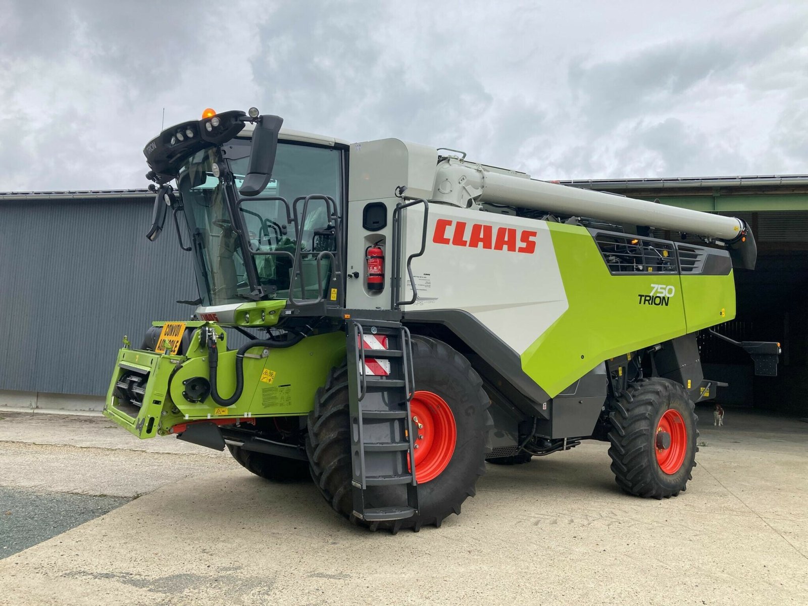 Mähdrescher tip CLAAS TRION 750 LOCATION, Gebrauchtmaschine in ST CLEMENT DE LA PLACE (Poză 1)